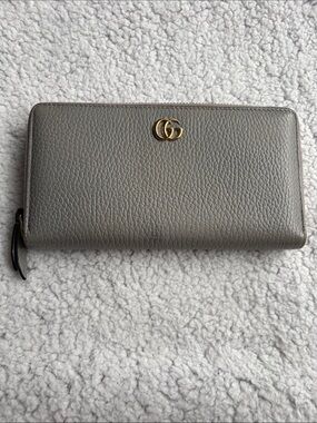 Gucci GG Marmont Grey Pebbled Calf Leather Zip Around Wallet with Gold Double G
